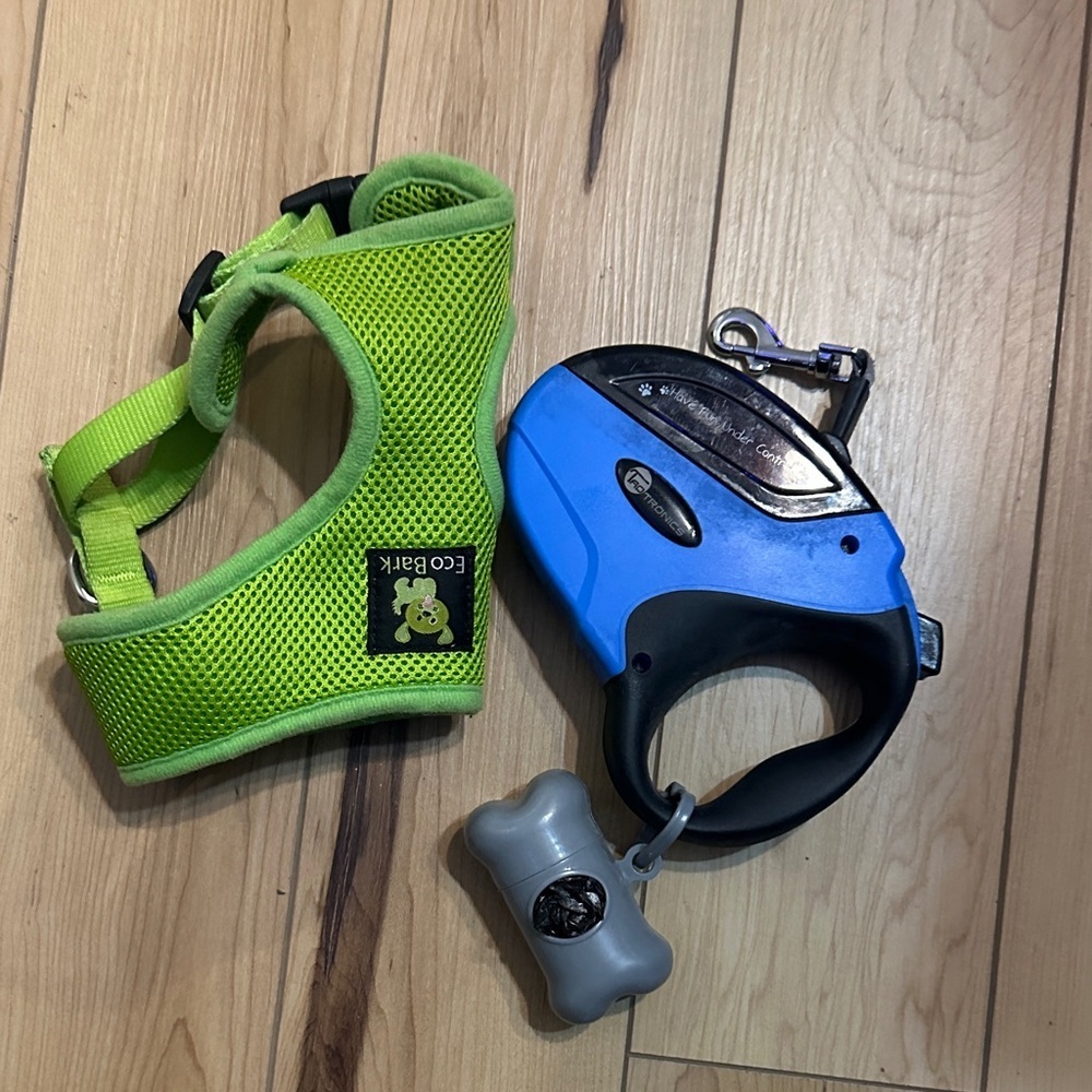 EcoBark Green Dog Harness and Blue Retractable Leash